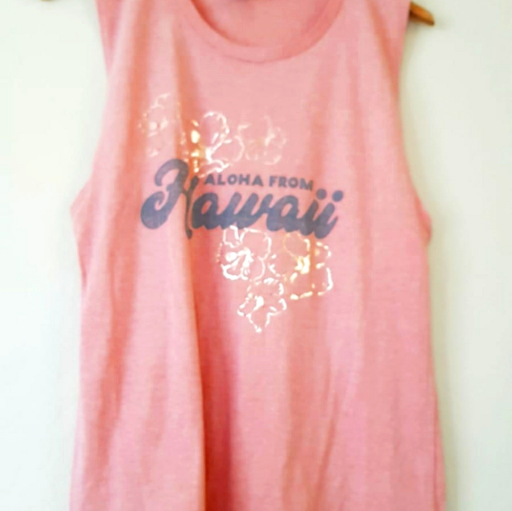 A pink cutte hawaiana shirt.